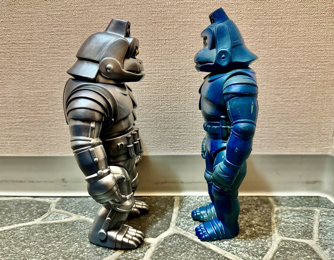 1970年代の当時モノのメカニコングと2025年製最新型メカニコングの