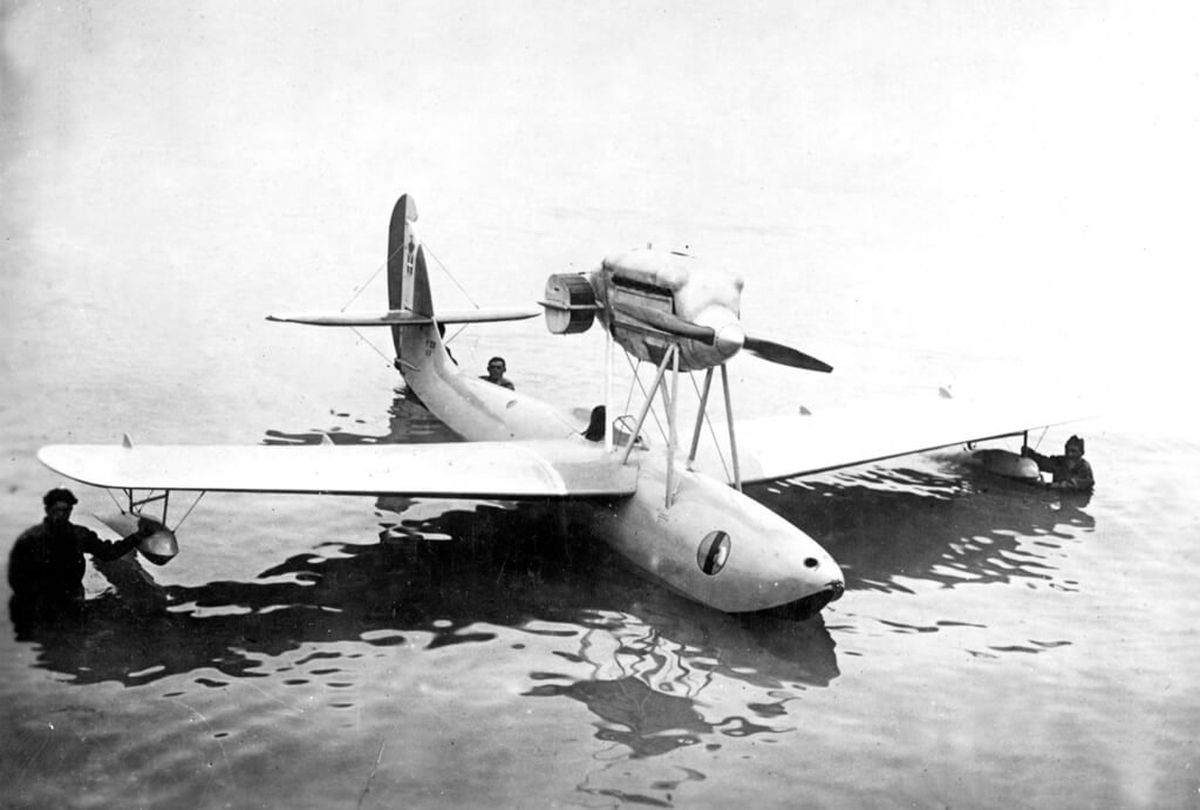 ポルコの愛機「サボイアS.21F」を光沢レッドで塗装【達人のプラモ術