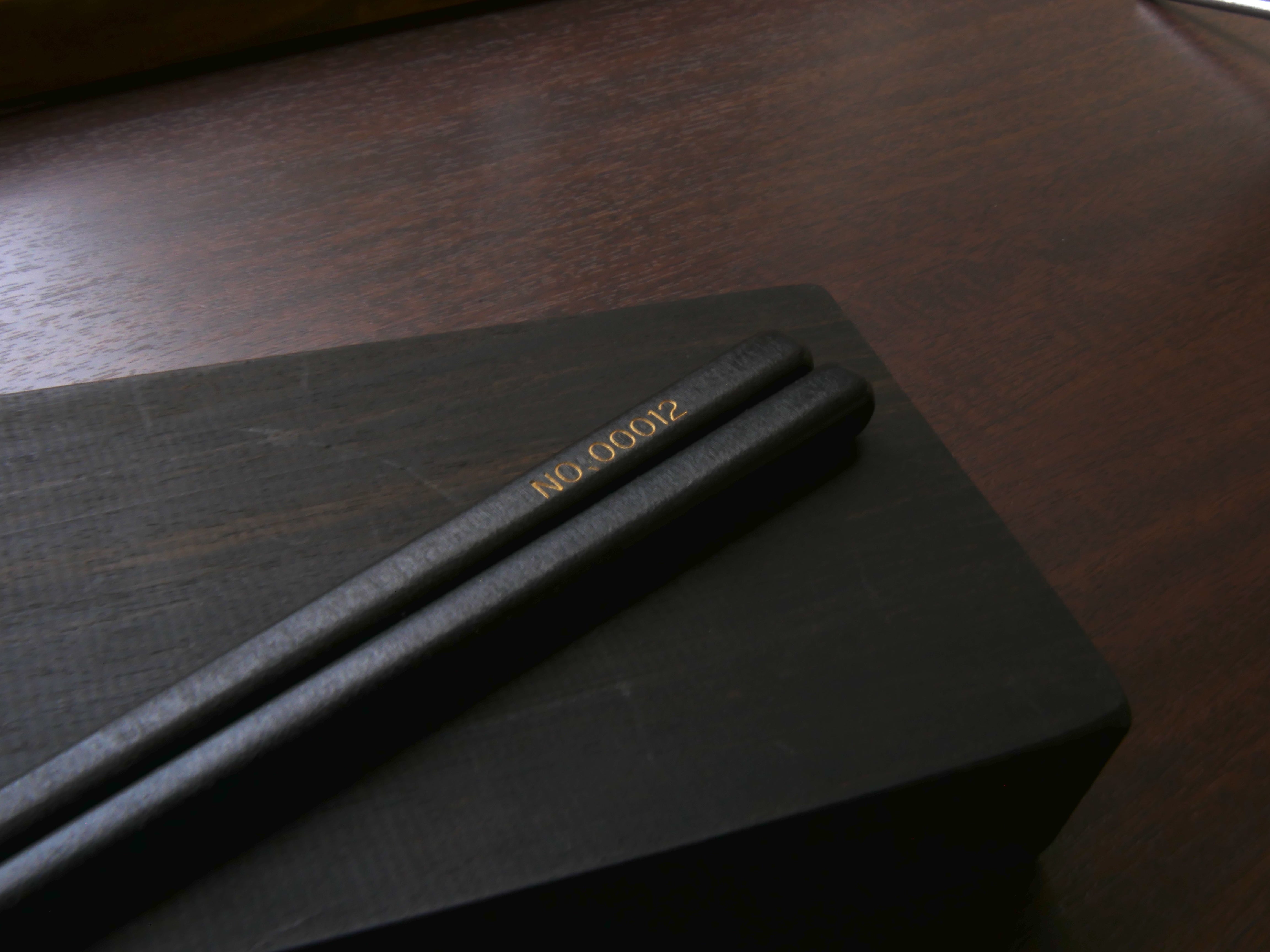 使い込むほど艶めく銘木・縞黒檀。職人技が冴える摺り漆で仕上げた至高