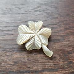 ミナペルホネン クローバー 水牛ブローチ - メルカリ