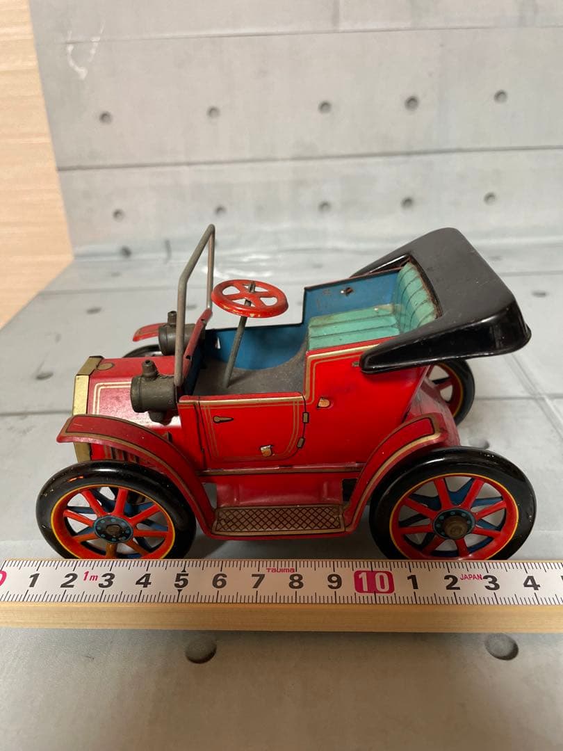 アルプス商事ブリキクラシックカー　タイヤまでブリキ製です。