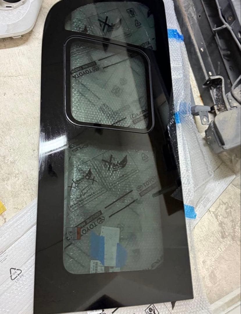 ハイエーススライドガラスHeart 200系 ハイエース スライドドア 右 交換 4ドア用ガラスにて - HEART