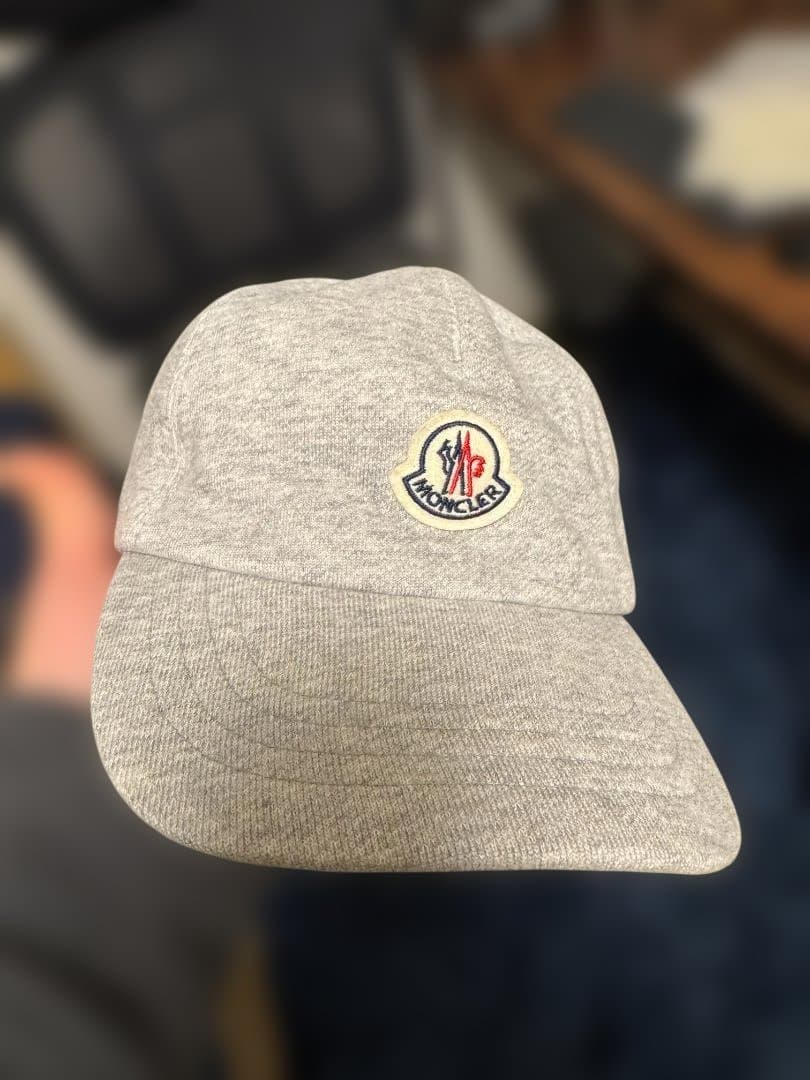 MONCLER グレーキャップ ロゴ入り　男女使用可