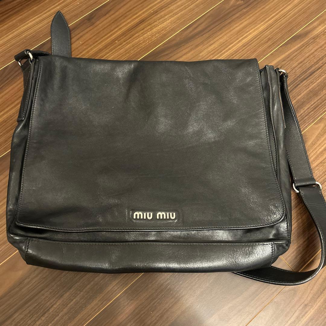 MIU MIU ブラックレザー メッセンジャーバッグ