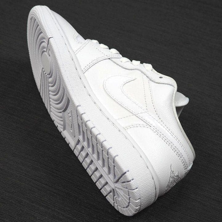 新品 ナイキ WMNS エア ジョーダン 1 LOW トリプルホワイト 29cm