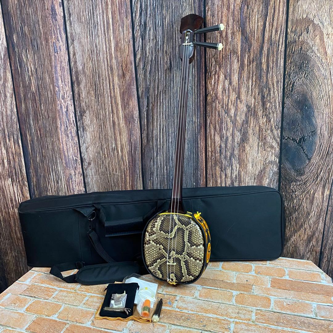 沖縄三線 真壁型 人工蛇革 三線 沖縄 伝統楽器 和楽器 沖縄三線 アーティストモデル 宮沢和史 真壁型（人工皮） | 沖縄宝島