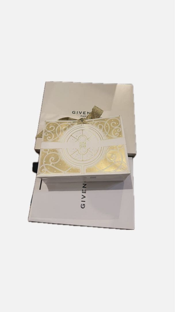 新品　GIVENCHY ホリデーラディアンスセット　ショッパー付き
