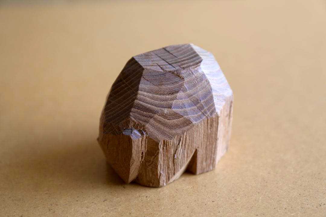 高野夕輝 木彫り熊 彫刻 木彫 オブジェ 作家 3 アート好きな写真家が出会ってしまった、高野夕輝のポップな木彫り熊