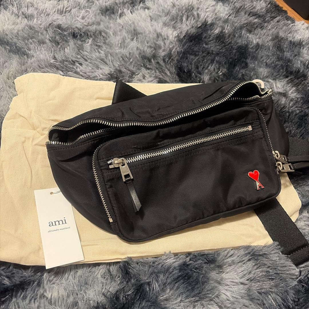 ami 黒 ボディバッグ AMI PARIS (アミパリス) 撥水ナイロンキャンバス クロスボディ