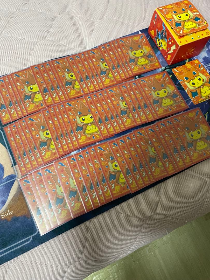 メガリザードンのポンチョを着たピカチュウ　ポケカ　デッキケース　スリーブ