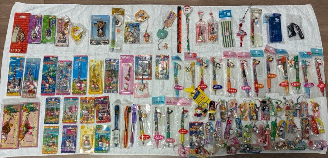 ご当地キティ等のまとめ売り　ボールペン、シャーペン、ストラップなど　90個以上