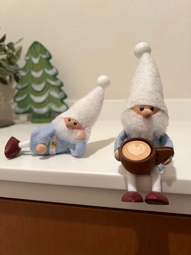 ノルディカニッセ 横たわり肘をつくサンタ&ククサを持ったサンタ