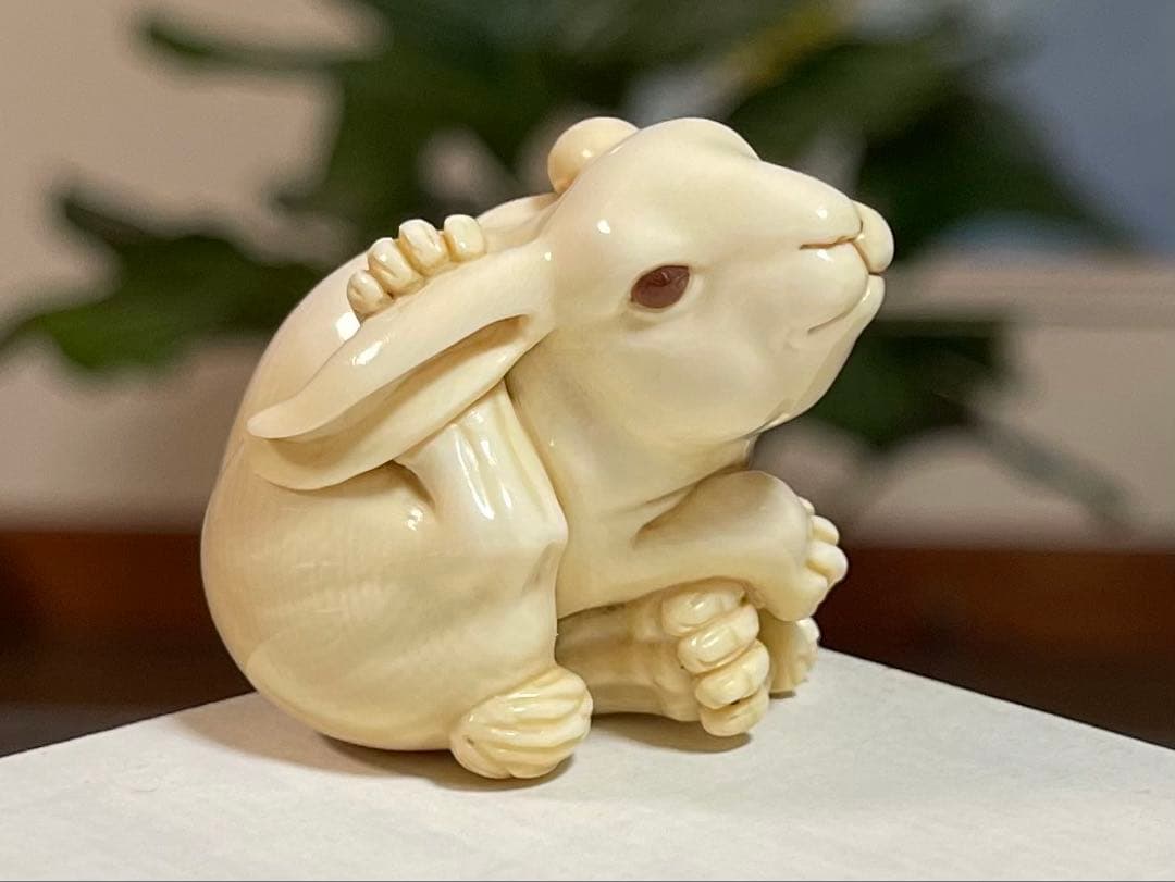 『兎』 根付 　　（提げ物 /緒締め /帯留め /Netsuke）