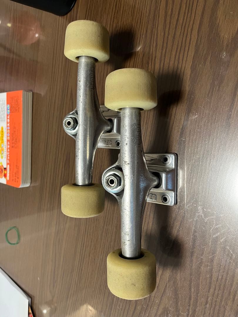 Thunder スケートボード トラック　147 チタニウム