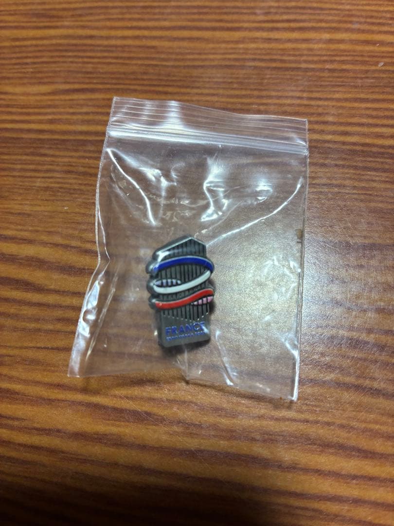 大阪万博　フランスパビリオン　ピンバッジ 大阪・関西万博】フランスパビリオン ピンバッジ - メルカリ