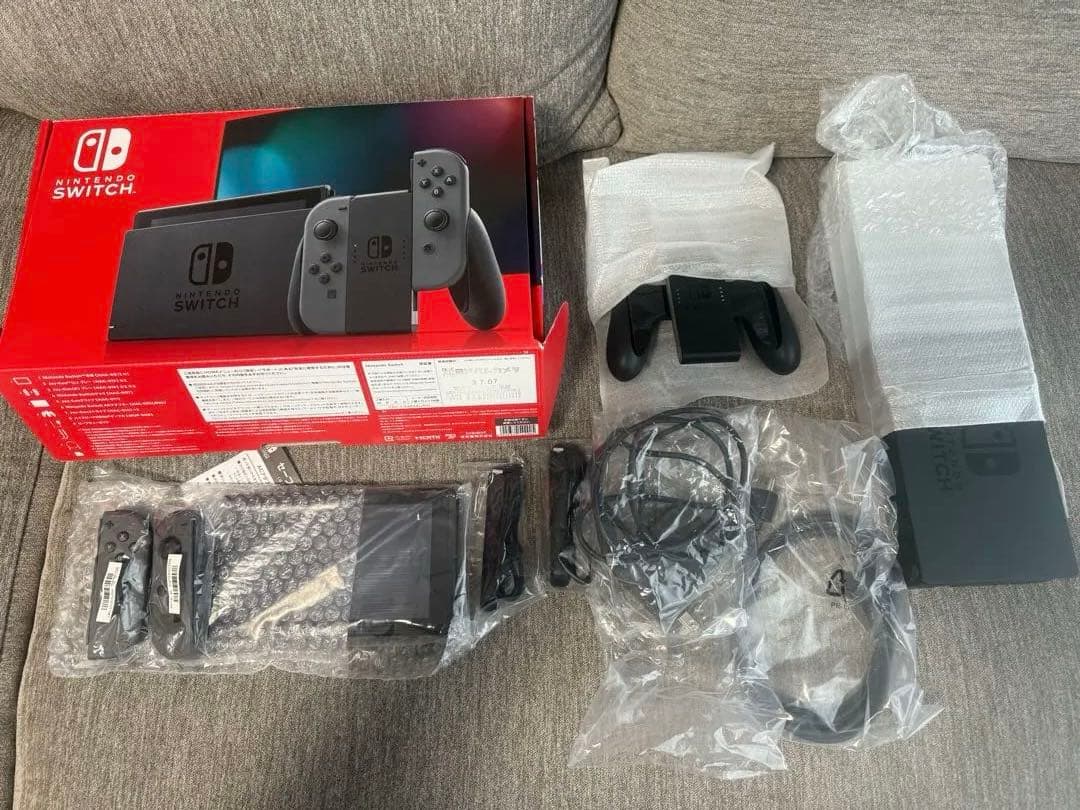 Nintendo Switch グレー 本体 付属品あり。