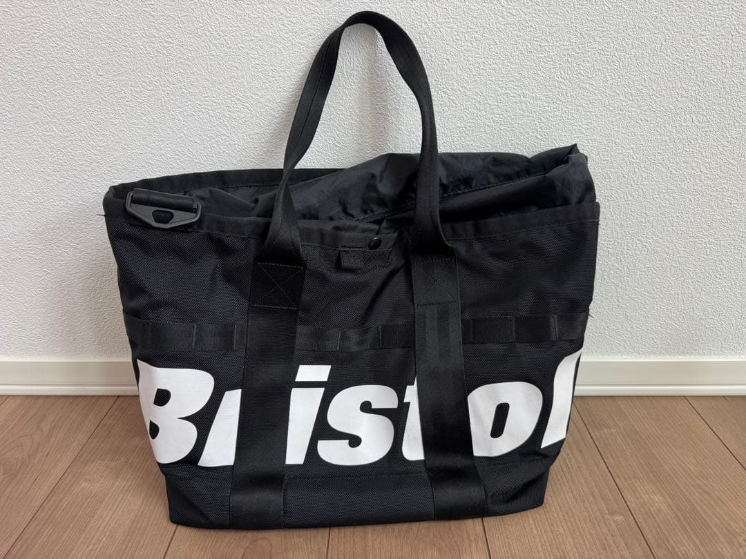 F.C.R.B × NEW ERA TEAM TOTE BAG（2WAYトート） F.C.Real Bristol（エフシーレアルブリストル）の「NEW ERA TEAM TOTE