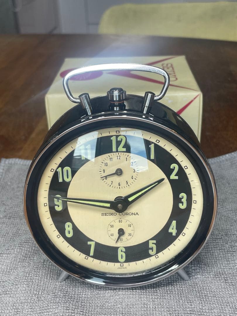 SEIKO CORONA 古くて重い目覚まし時計　Black と Beige 箱 Freshly serviced and looking better than ever – this King Seiko