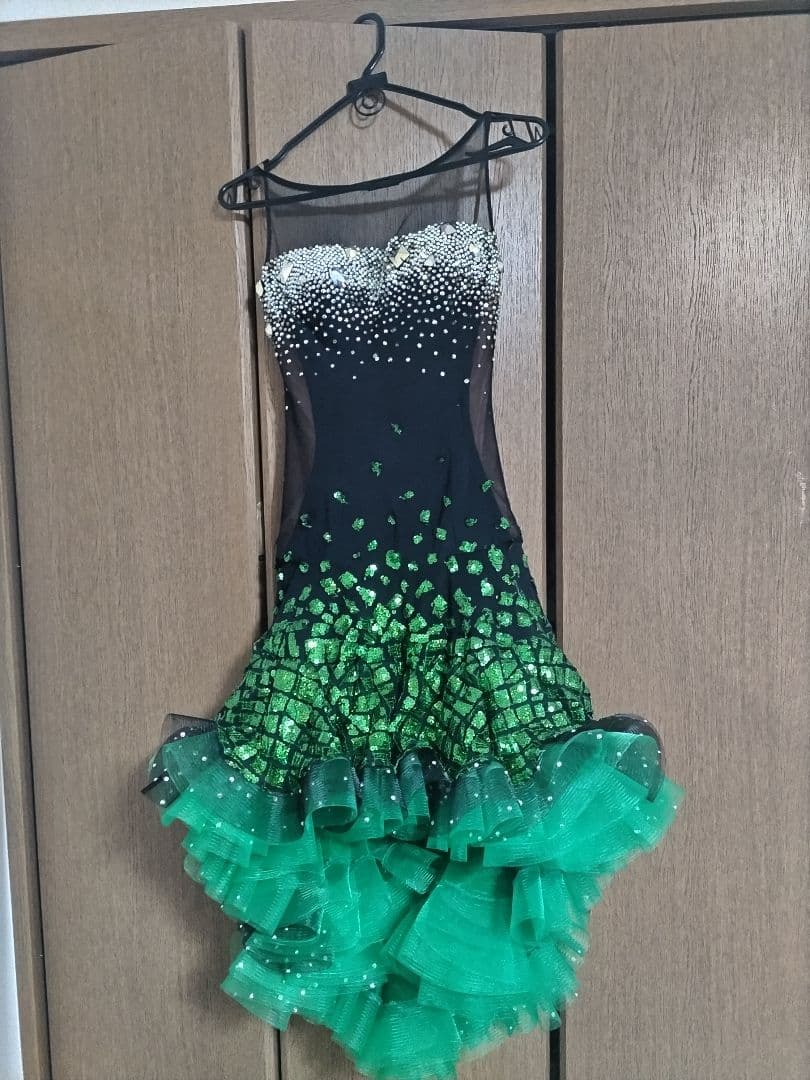 【期間限定値下げ・パソスカート有り】黒と緑のエレガントなラテンドレス Paradise Picnic（パラダイスピクニック） スカート サイドZIPバイ