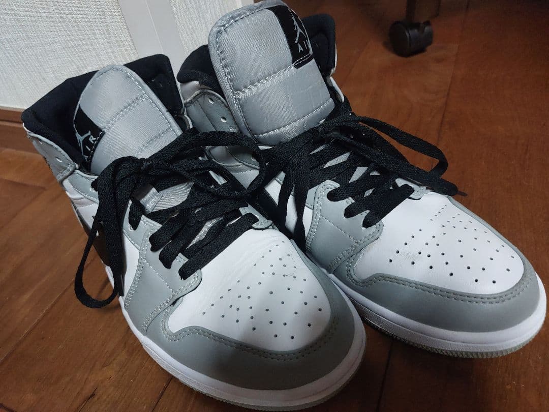 ナイキエアジョーダン１　ミッドライトスモークグレー