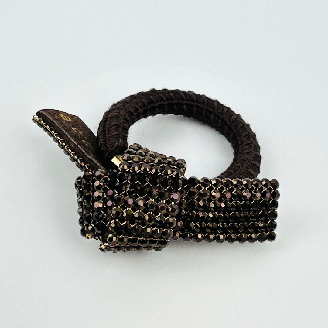 アッカ　ビーズ装飾ブラウンヘアゴム　シュシュ　アクセサリー　ロゴ