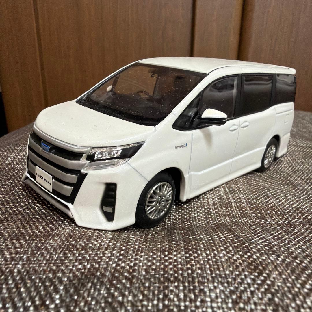 トヨタ　ノア　カラーサンプル