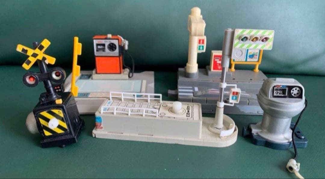 トミカタウン 信号機 ガソリンスタンド 踏切 など５点セット