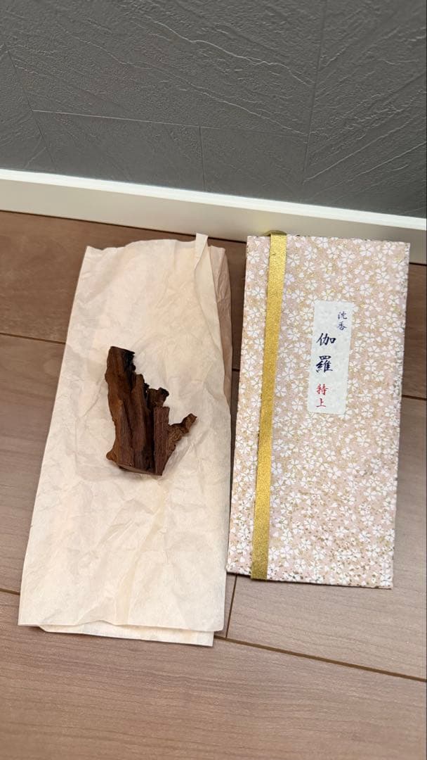 高品質 寺院保管《沈香　伽羅》特上　タトウ紙　28g 香木　塗香　ベトナム産