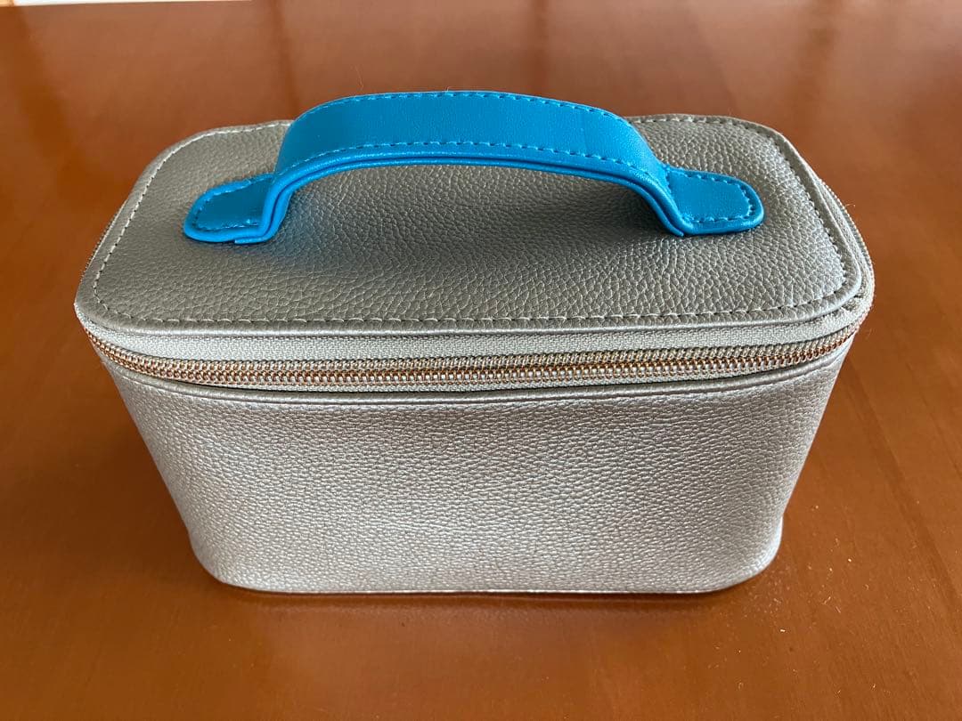 エミレーツ航空　ファーストクラス　アメニティポーチ エミレーツ航空、ブルガリコラボの夏期限定アメニティキット。高級感