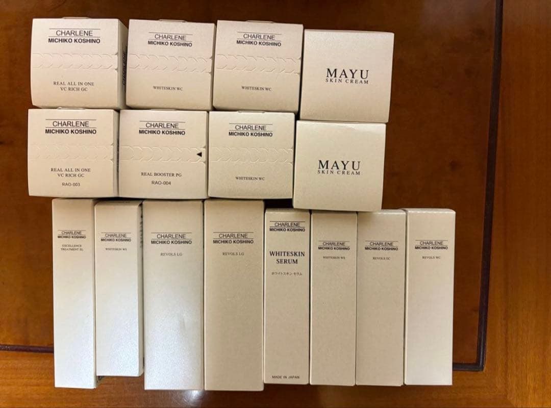 1800円/個CHARLENE/MICHIKO KOSHINO 16点