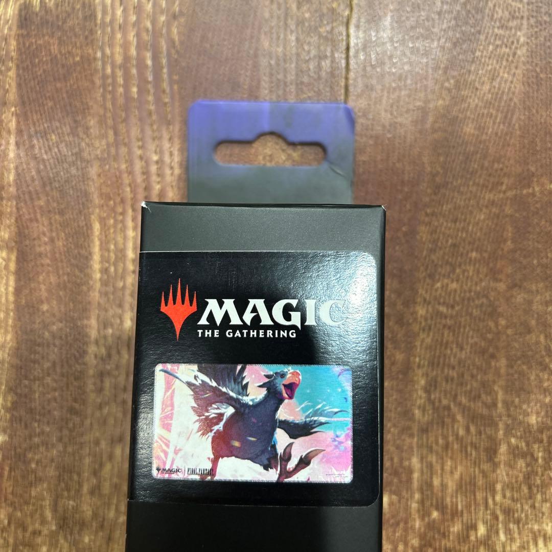 【MTG:FF】 黒チョコボ_ホロフォイルプレイマット Magic: The Gathering®—FINAL FANTASY™ Traveling Chocobo (Black