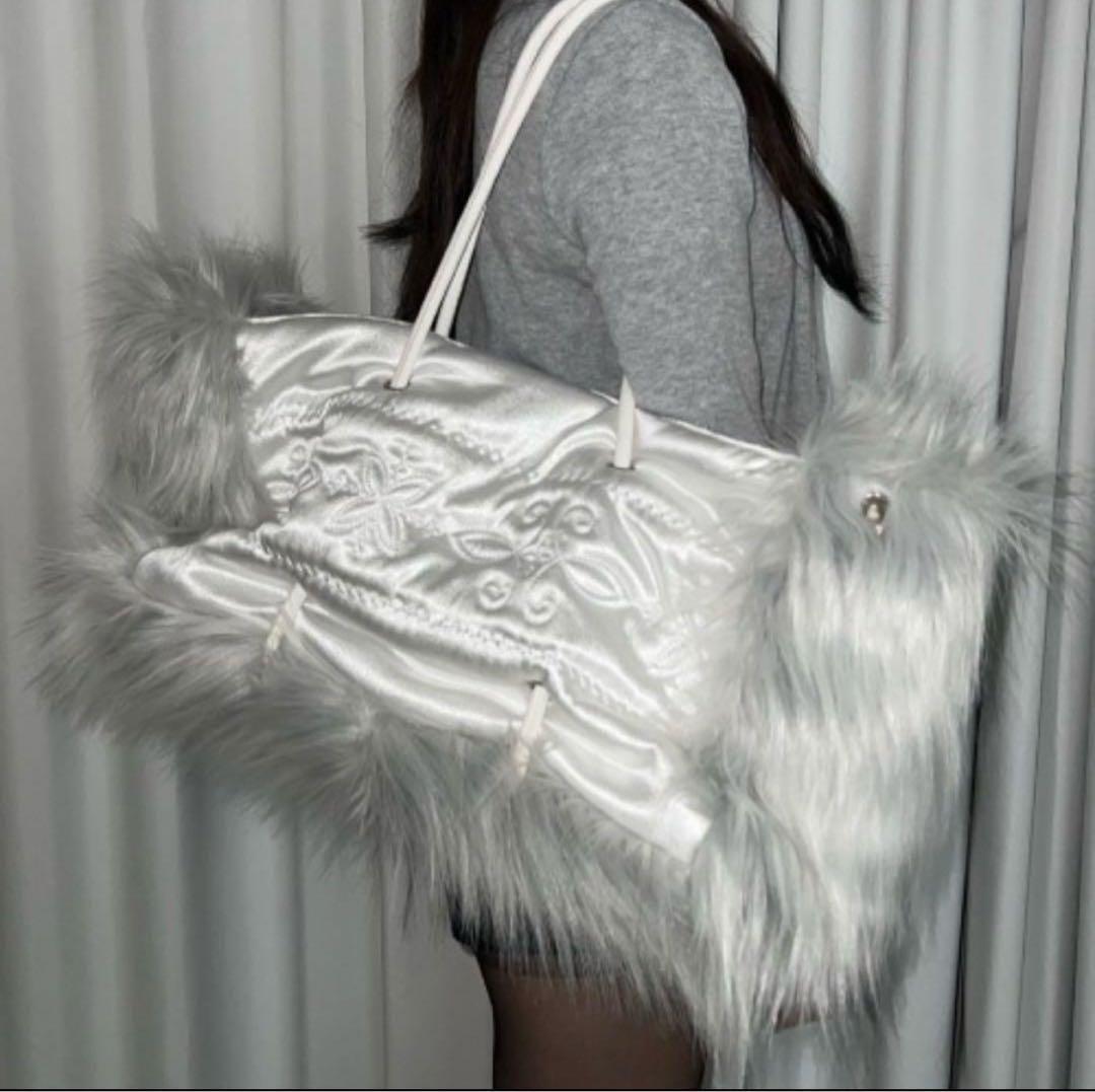 sculptor fluffy slouchy satin bag ホワイト