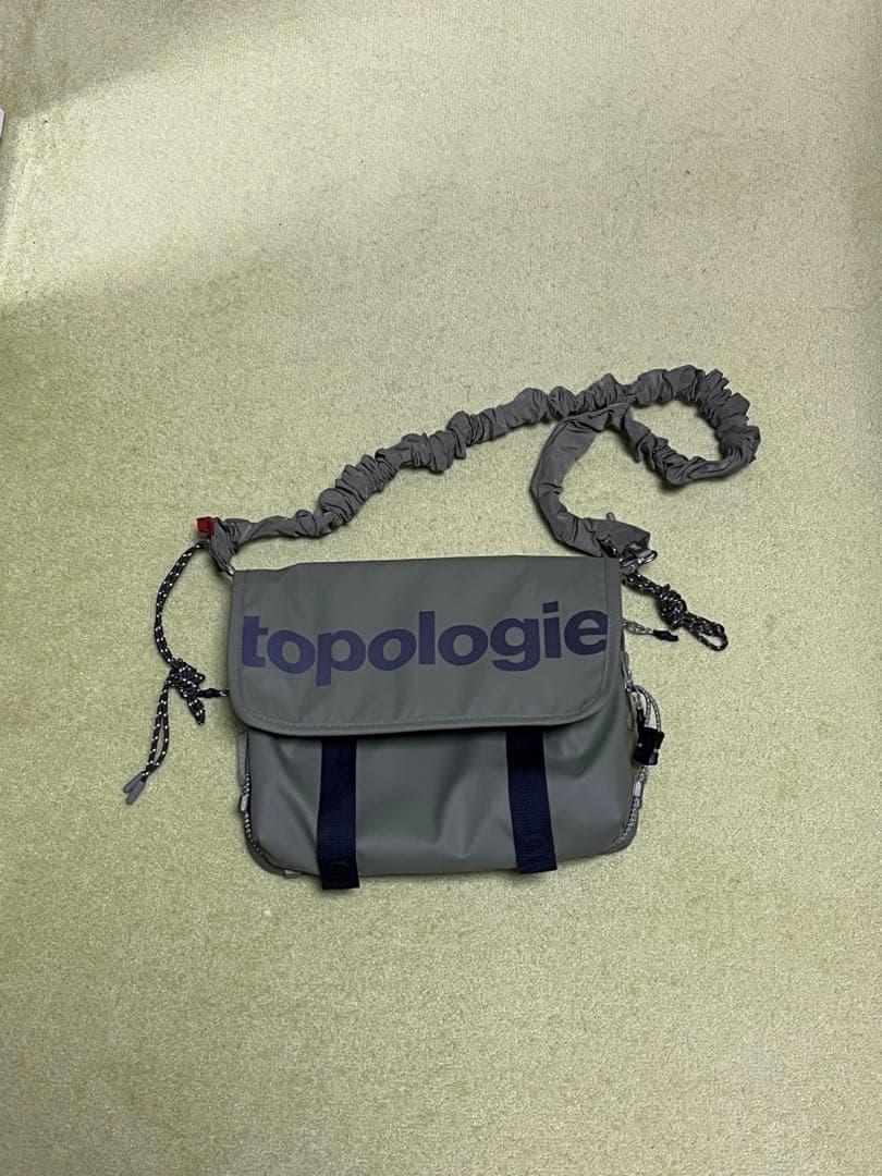 topologie メッセンジャーバッグ カーキ
