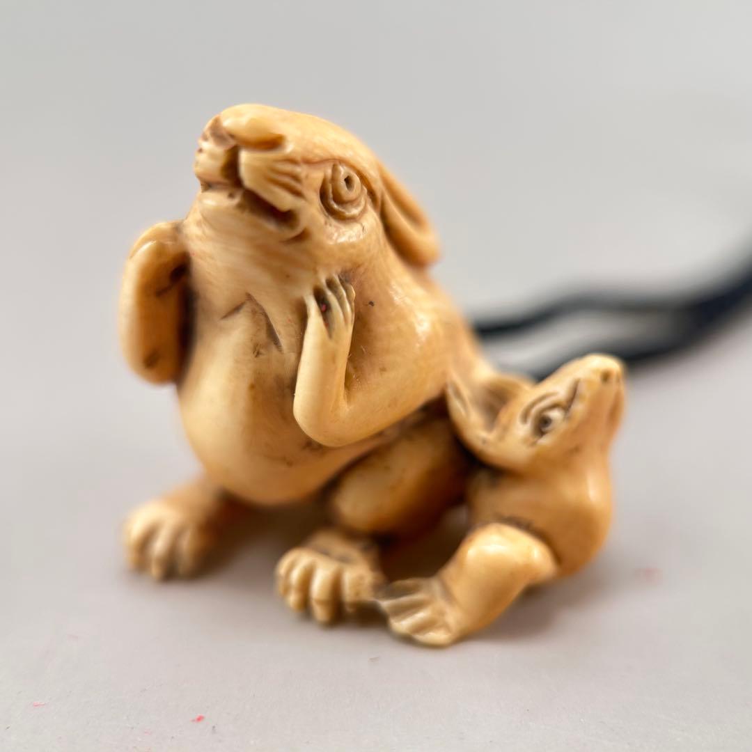 ウサギと子ウサギの彫刻