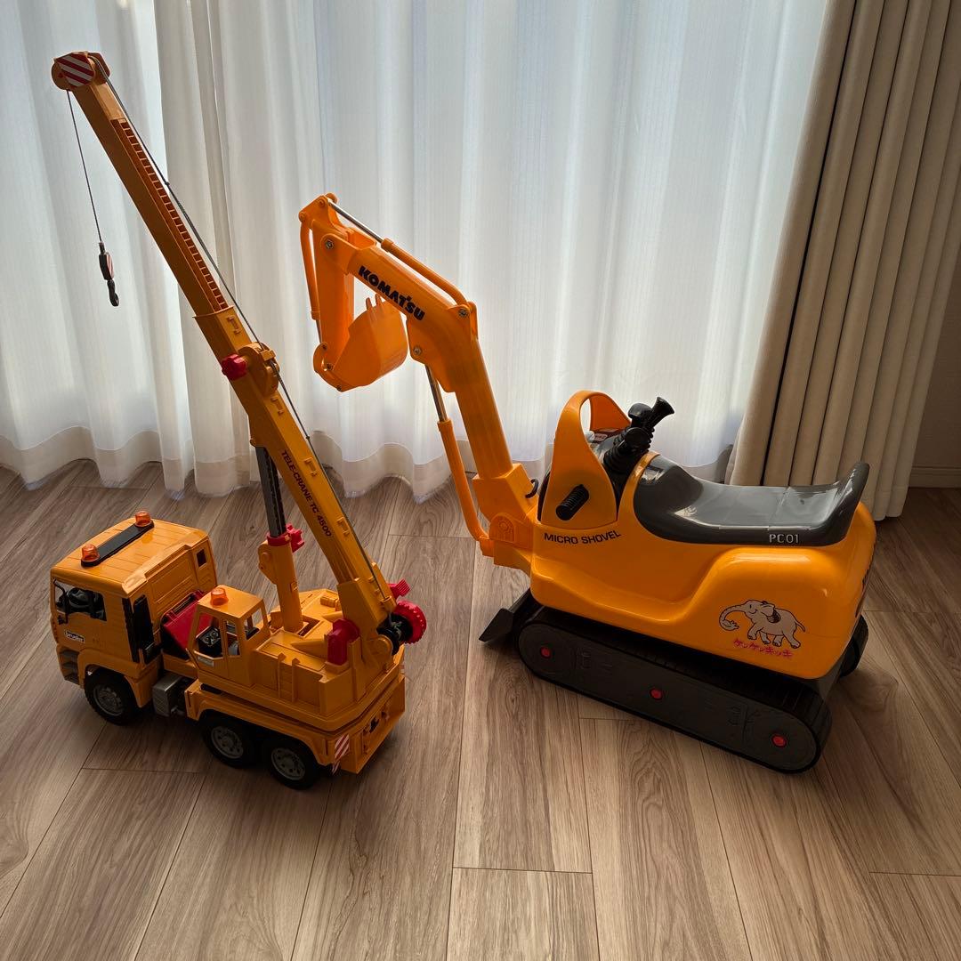 コマツショベルカーとブルーダークレーン車のセット