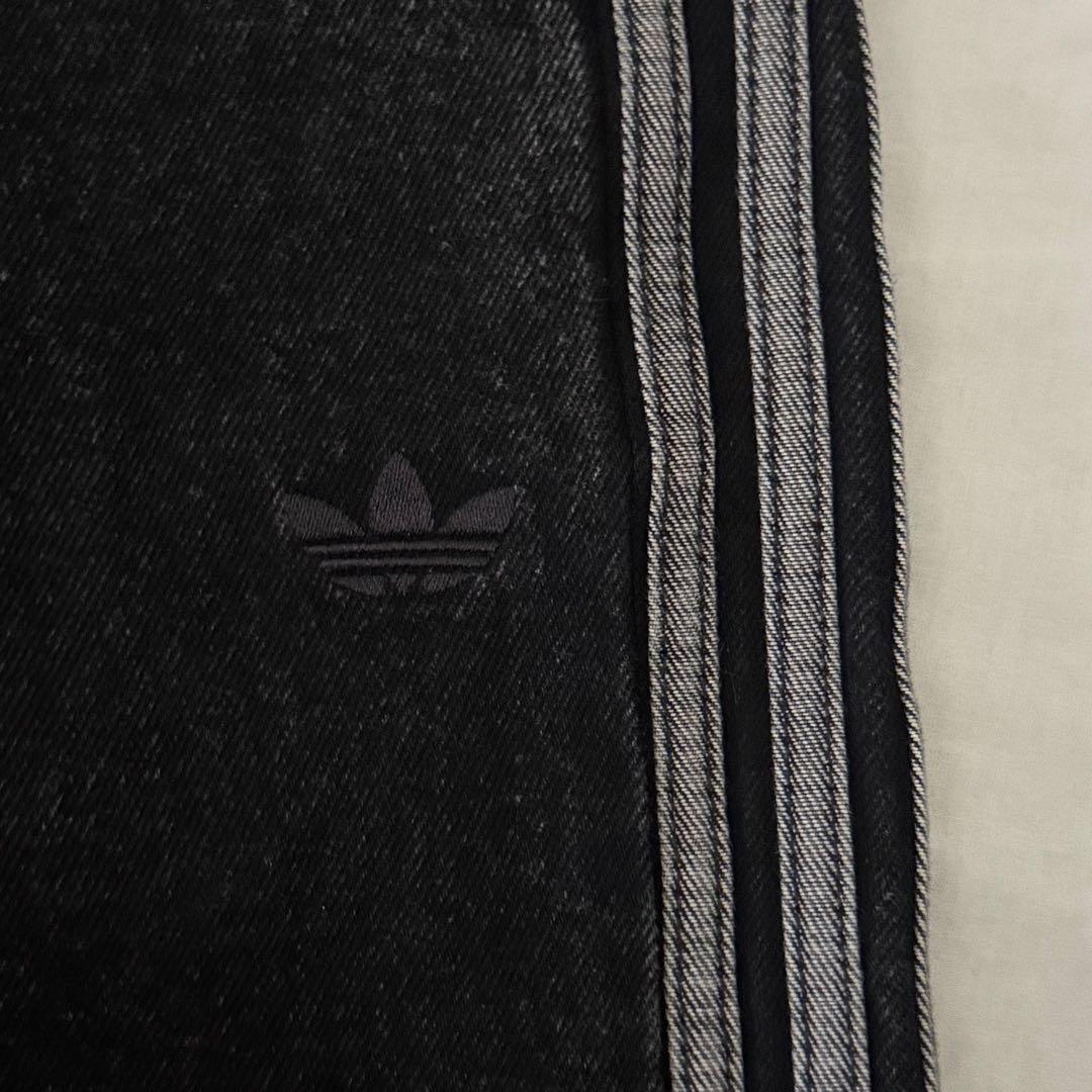 アディダス　デニム スリーストライプス トラックパンツ アディカラーデニム スリーストライプス トラックパンツ｜adidas