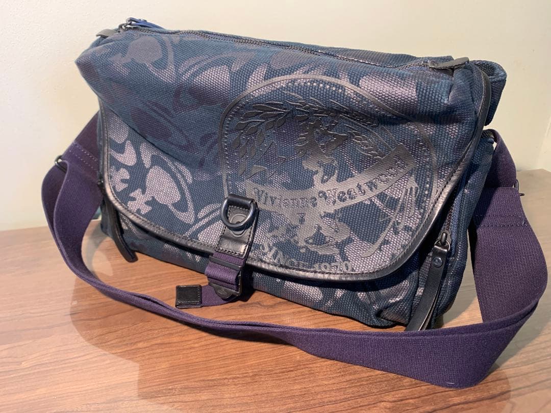 美品メッセンジャーバック