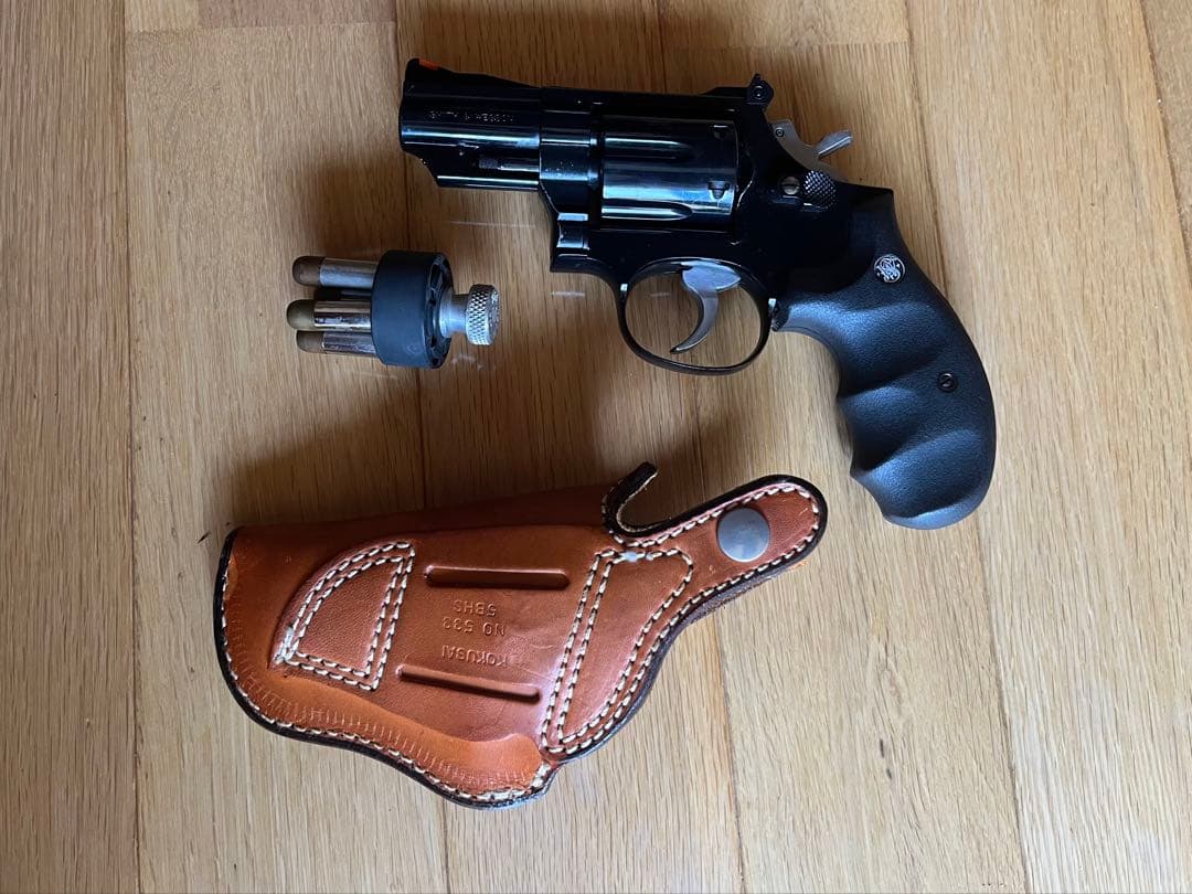 ガスガン ブラックリボルバーとホルスターとスピードローダー