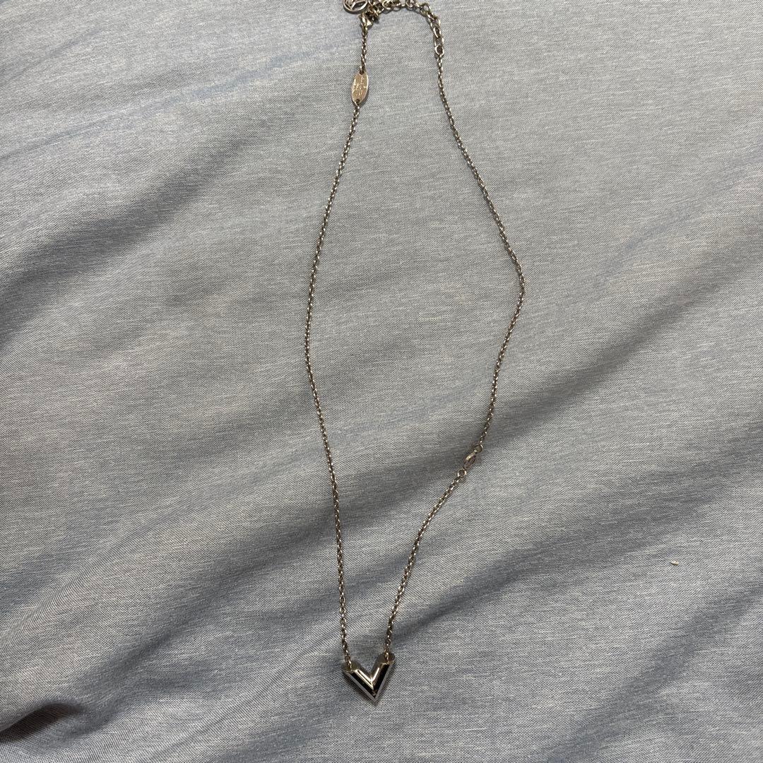 LOUIS VUITTONシルバー V字型 ネックレス