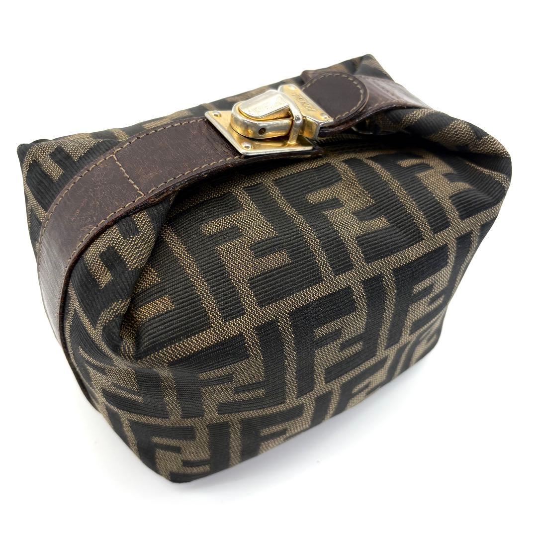 【美品】FENDI　アクセサリーポーチ　ロック金具　ゴールド　ズッカ　FF柄 Yahoo!オークション -「フェンディ ズッカ柄」(ポーチ) (かばん
