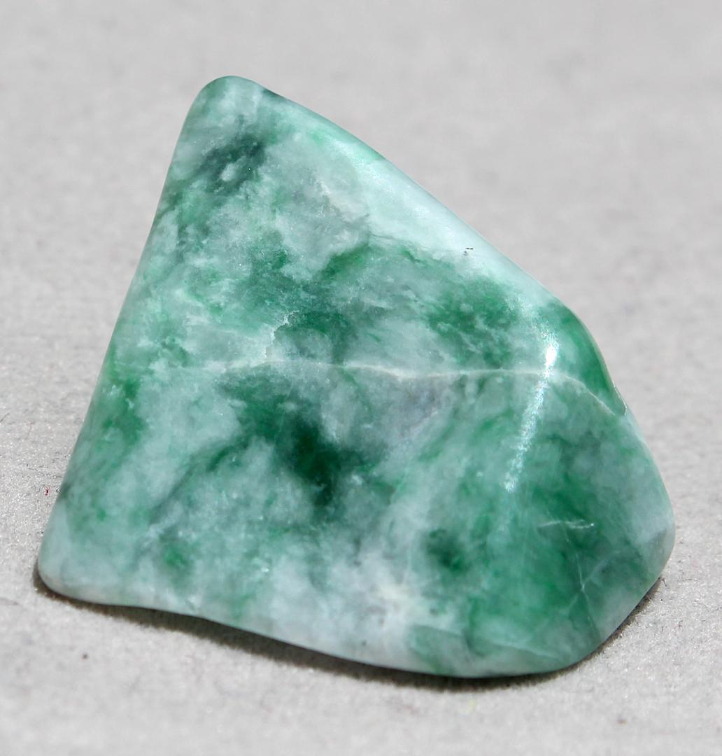 ［お菓子みたいな美翡翠］糸魚川翡翠 原石 タンブル 8.9g