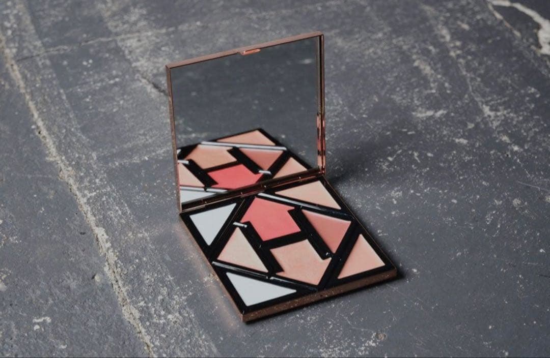 値下げ可能　引きずり込まれる運命のアイシャドウ　silver