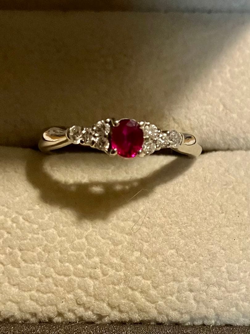 pt900＊深紅のルビー＆ダイヤリングです