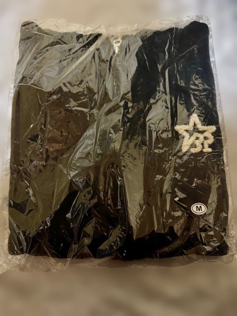 【新品】Gibson×B'z コラボパーカー B'z party M B'z PARTY×Gibson「ジップアップパーカー Black」の着用イメージ画像が