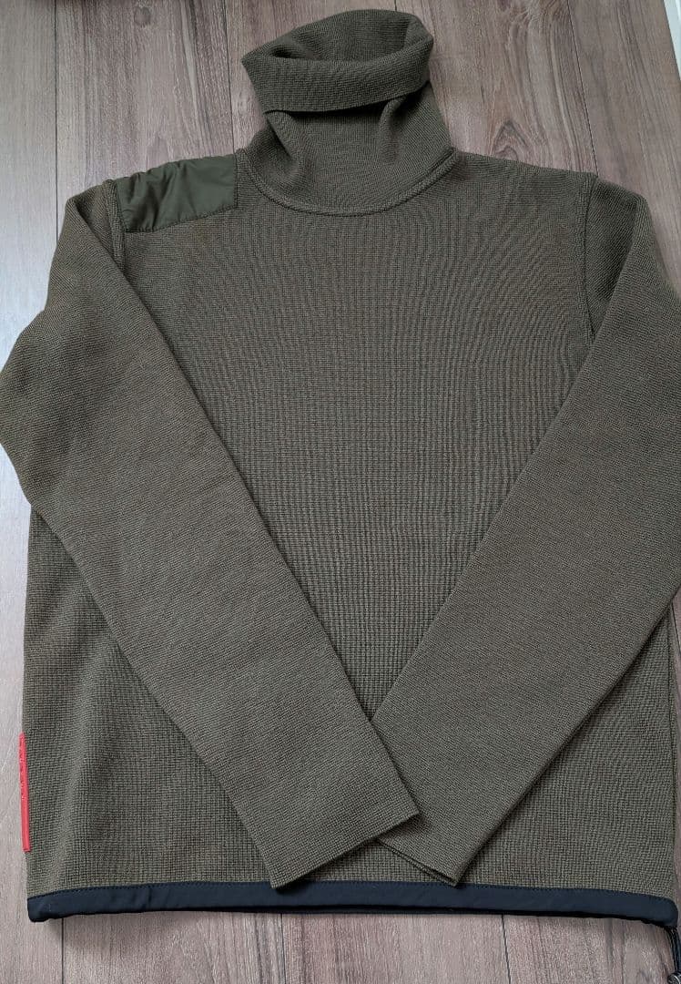 プラダスポーツ　オリーブグリーン タートルネックニット　ダメージ有り　48 プラダスポーツ オリーブグリーン タートルネックニット ダメージ有り 48