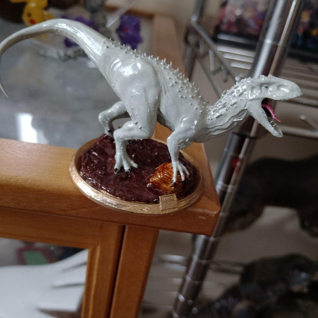 恐竜フィギュア グレー　インドミナスレックス　スタチュー