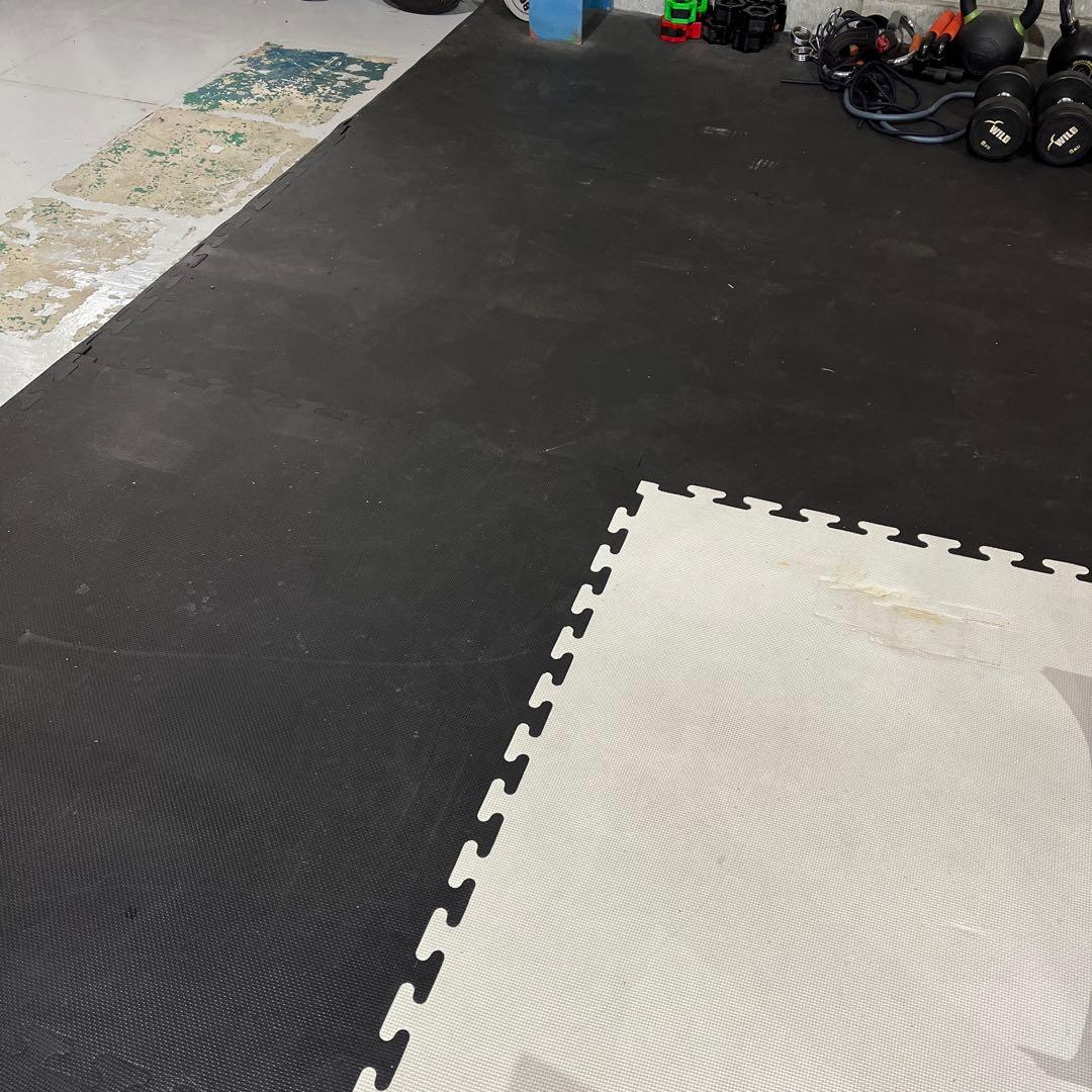 エクササイズマット 約100cm x 100cm 厚さ1.5ミリ〜1.8ミリ
