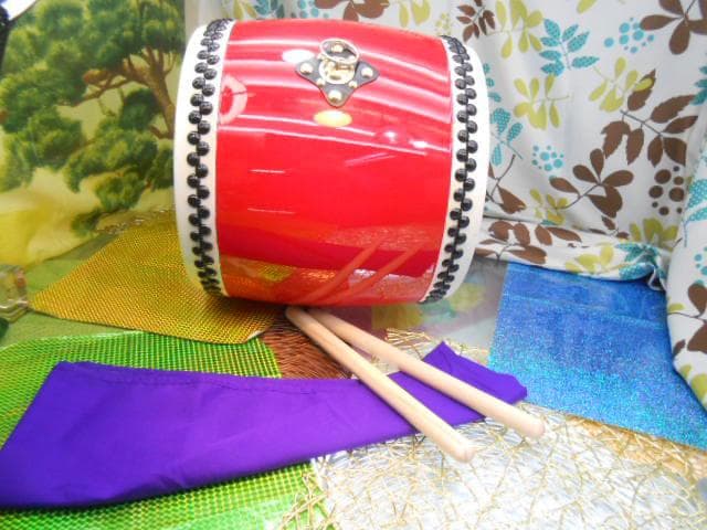 R(送料無料)33.980円　エイサー大太鼓36cm撥二本付きとサージ/モス布 エイサー用 大太鼓(中) 水牛皮 直径36cm×高さ37cm バチ2本付 送料無料