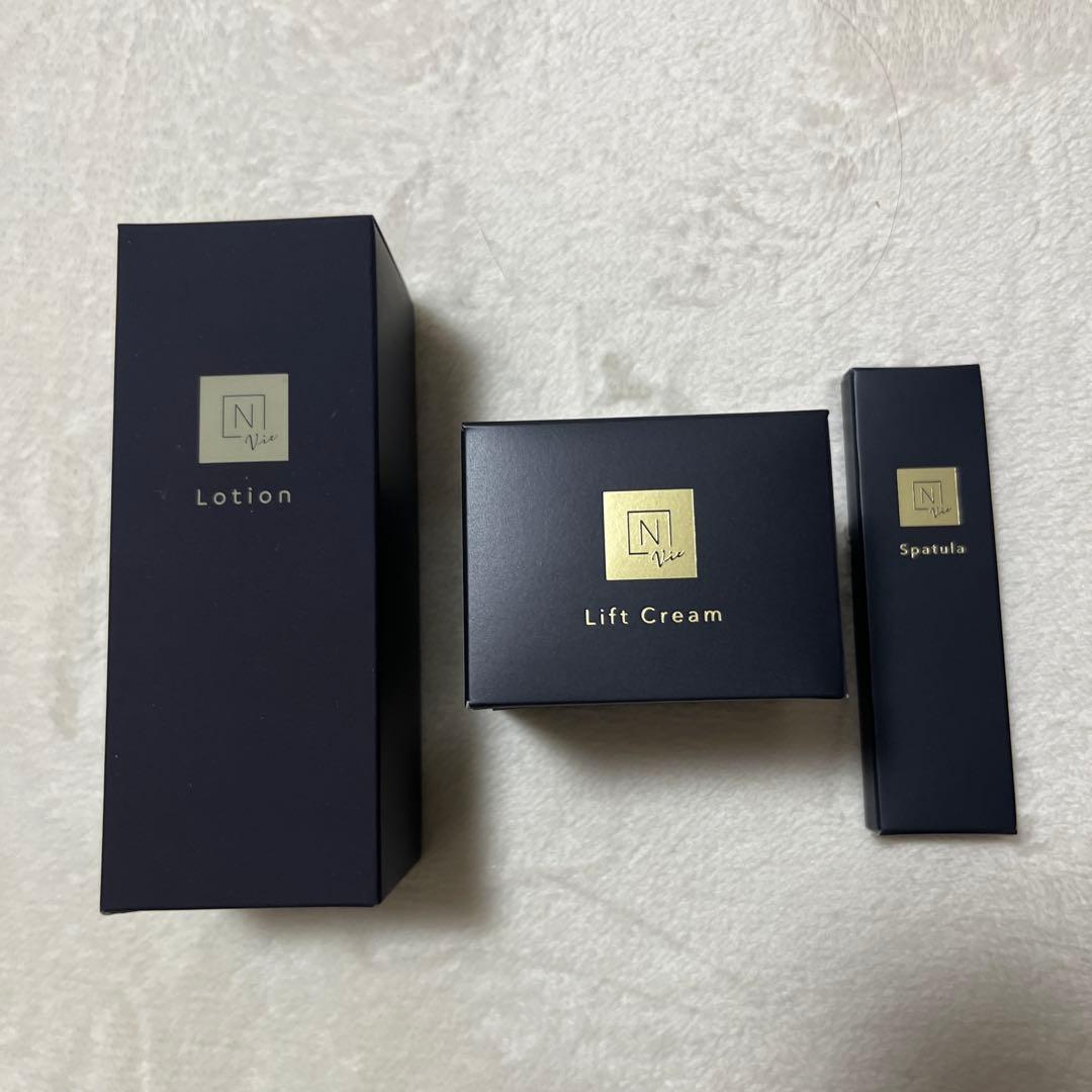 N organic Vie 化粧水、ヒアルアップリフトクリーム、スパチュラ