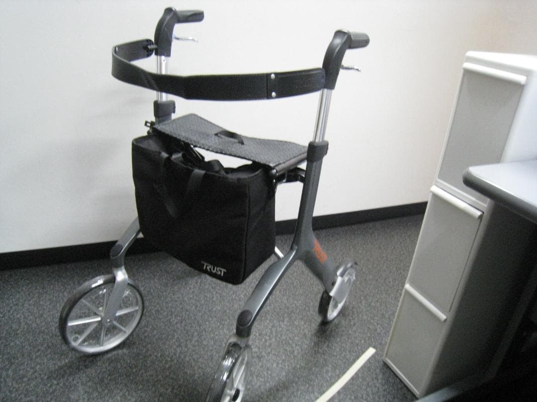 トラストケアウォーカー レッツフライ 歩行車 シルバーカー 竹虎 Amazon | 竹虎 【歩行車】 レッツフライ グレー | 竹虎 | シルバーカー